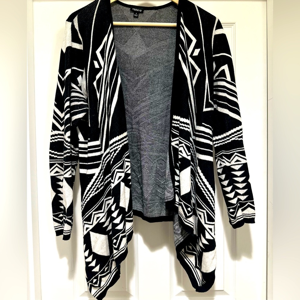 Torrid Black & White Open Drape Front Tribal Pattern Cardigan Size XL